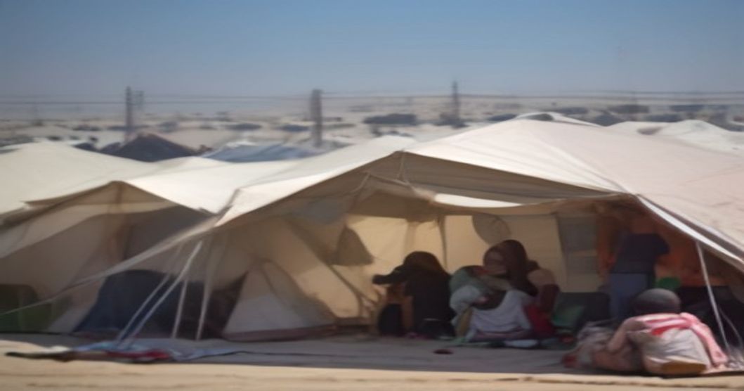 جحيم الصيف يضاعف المأساة: خيام النازحين في غزة تختنق بين لهيب الحر ومرارة النزوح