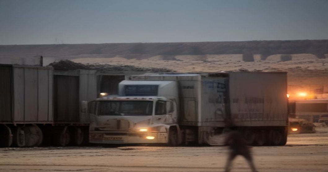 جيش الاحتلال يعتقل 3 من سائقي شاحنات المساعدات في قطاع غزة ويفرج عن آخرين